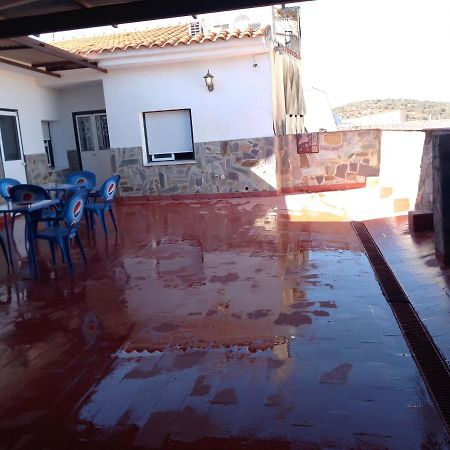 Hostal 2 Estrellas -Restaurante Las Tres Encinas En El Centro Del Pueblo Cabeza la Vaca Zewnętrze zdjęcie