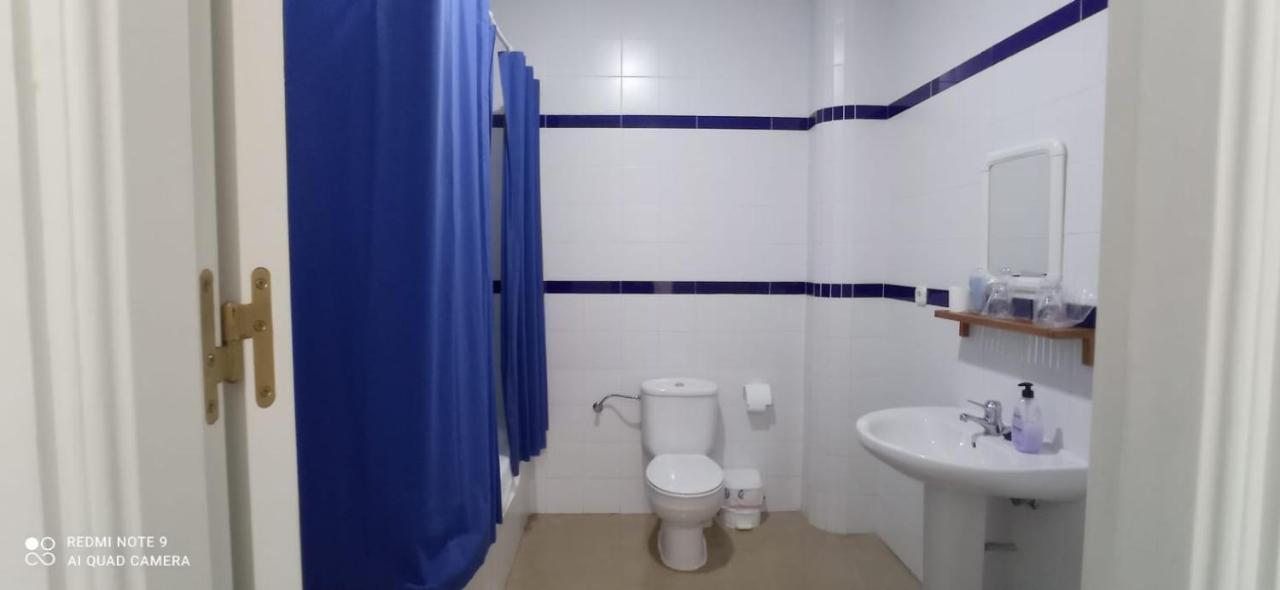 Hostal 2 Estrellas -Restaurante Las Tres Encinas En El Centro Del Pueblo Cabeza la Vaca Zewnętrze zdjęcie