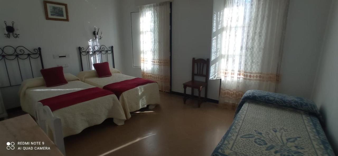 Hostal 2 Estrellas -Restaurante Las Tres Encinas En El Centro Del Pueblo Cabeza la Vaca Zewnętrze zdjęcie