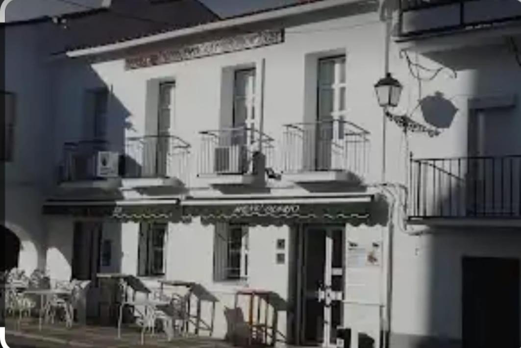 Hostal 2 Estrellas -Restaurante Las Tres Encinas En El Centro Del Pueblo Cabeza la Vaca Zewnętrze zdjęcie