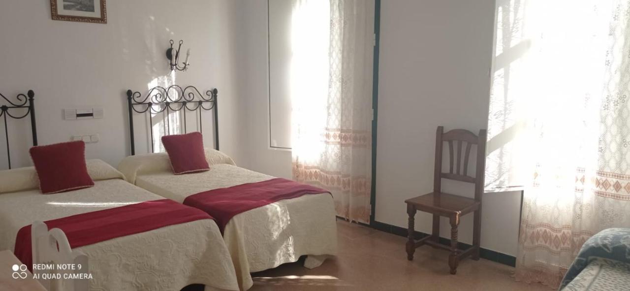 Hostal 2 Estrellas -Restaurante Las Tres Encinas En El Centro Del Pueblo Cabeza la Vaca Zewnętrze zdjęcie