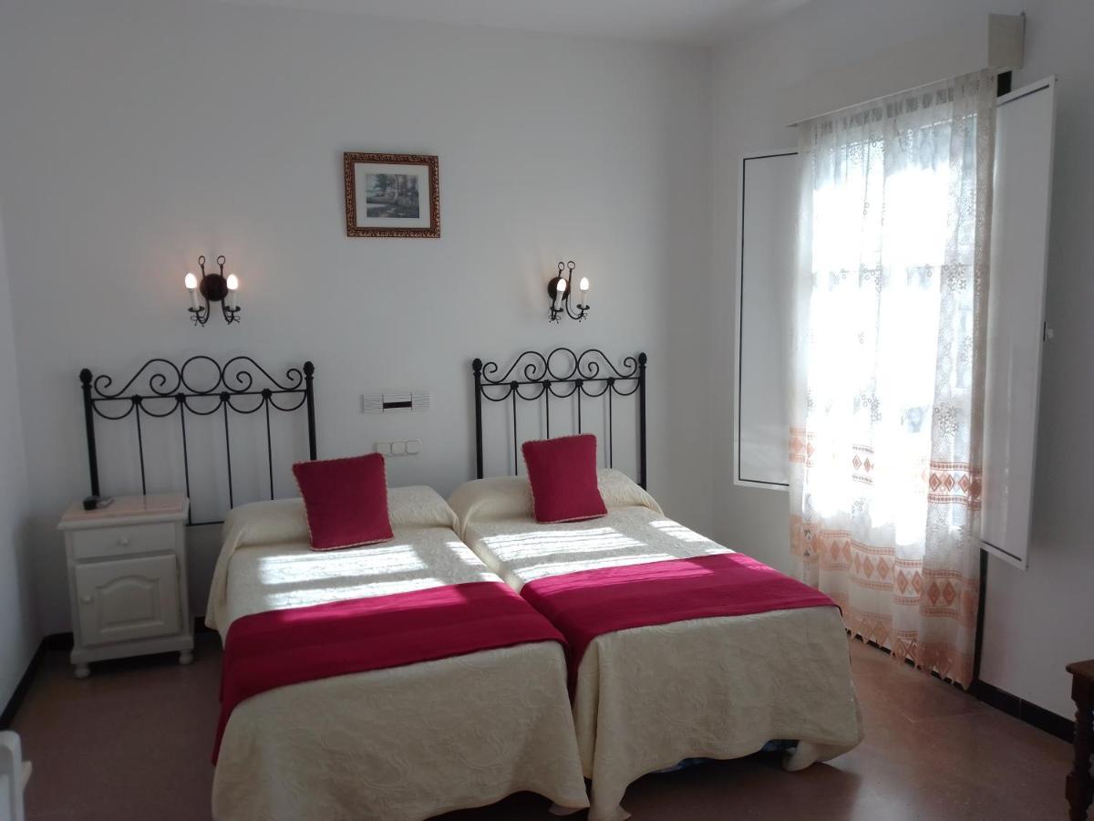 Hostal 2 Estrellas -Restaurante Las Tres Encinas En El Centro Del Pueblo Cabeza la Vaca Zewnętrze zdjęcie