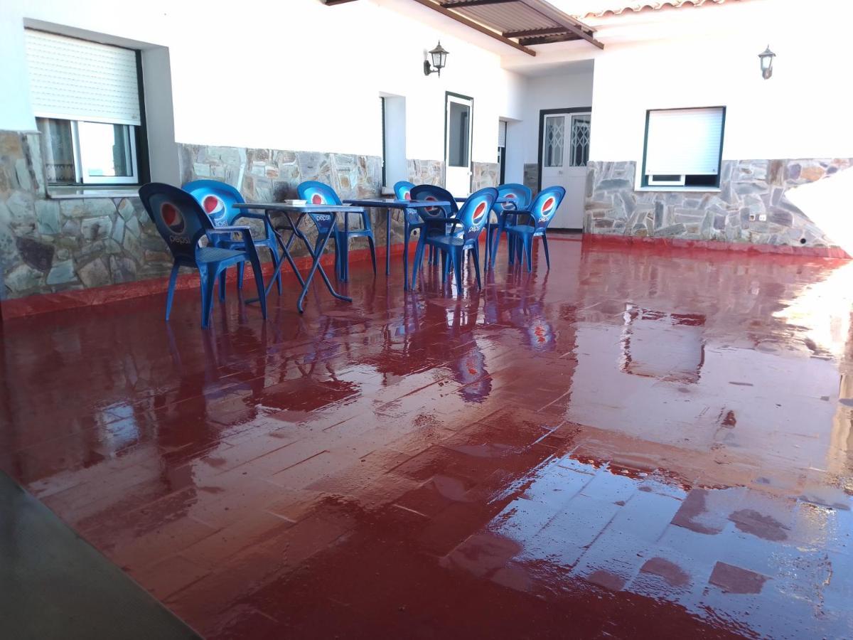 Hostal 2 Estrellas -Restaurante Las Tres Encinas En El Centro Del Pueblo Cabeza la Vaca Zewnętrze zdjęcie