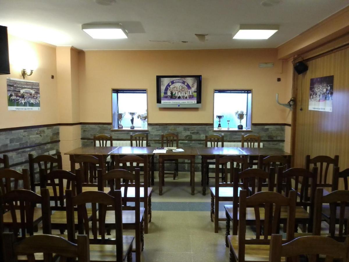 Hostal 2 Estrellas -Restaurante Las Tres Encinas En El Centro Del Pueblo Cabeza la Vaca Zewnętrze zdjęcie