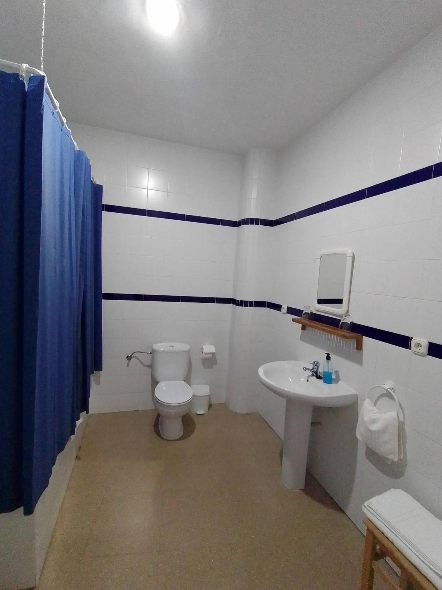 Hostal 2 Estrellas -Restaurante Las Tres Encinas En El Centro Del Pueblo Cabeza la Vaca Zewnętrze zdjęcie