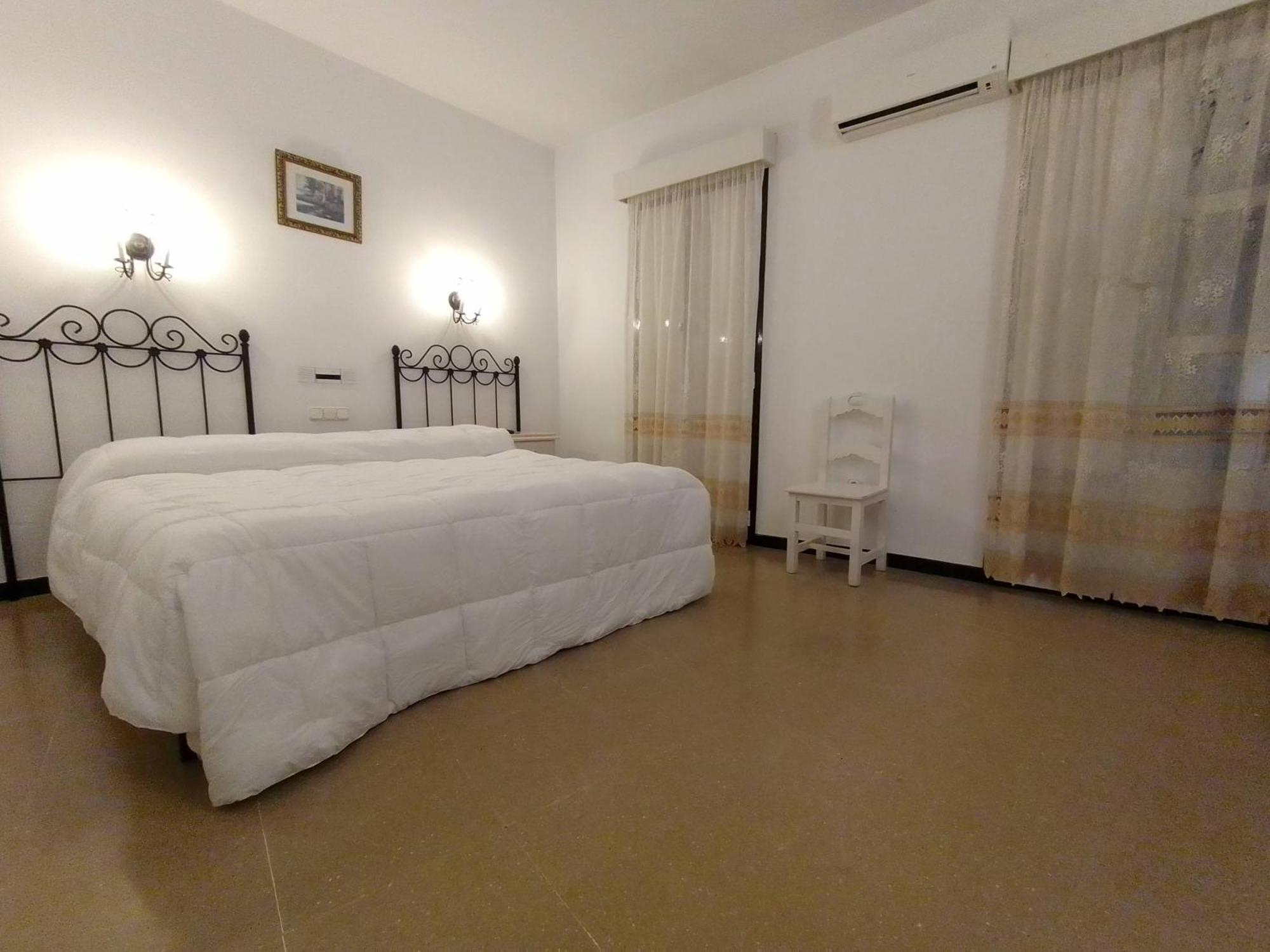 Hostal 2 Estrellas -Restaurante Las Tres Encinas En El Centro Del Pueblo Cabeza la Vaca Zewnętrze zdjęcie